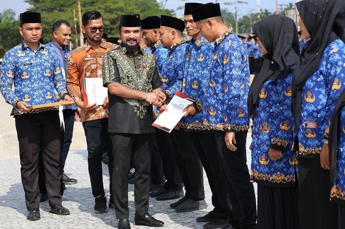 Bupati-Aceh-Timur-skandar-Usman-Al-Farlaky-serahkan-SK-kepada-PPPK-paruh-waktu-2026.jpg