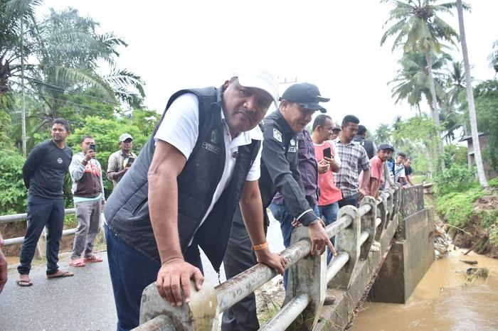Bupati-Kabupaten-Bireuen-H-Mukhlis-melihat-kondisi-jembatan-antara-desa-dan-erosi-bantaran-sungai.jpg