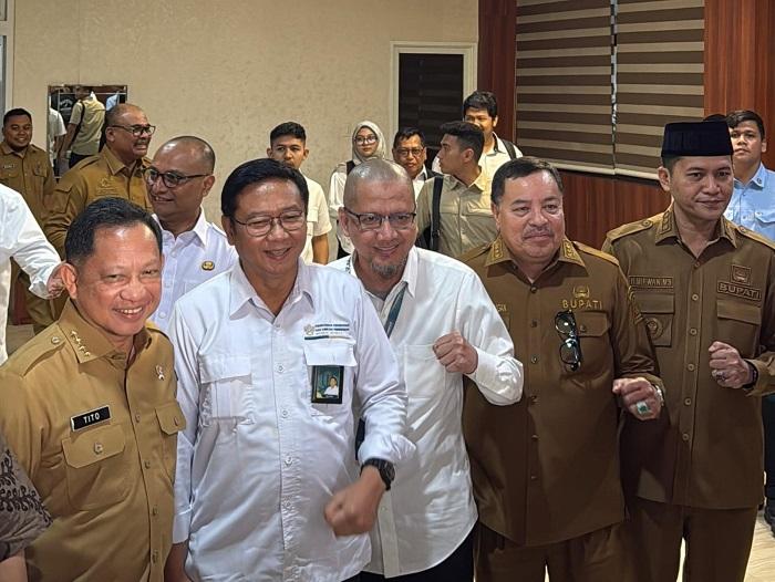 Bupati-Nagan-Raya-TR-Keumangan-saat-foto-dengan-Mendagri.jpg