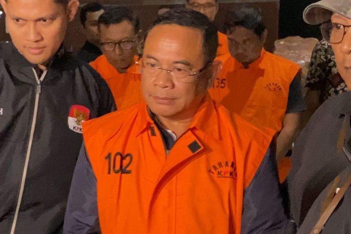 Bupati-Pati-Sudewo-memakai-rompi-oranye-atau-tahanan-usai-ditetapkan-sebagai-tersangka.jpg