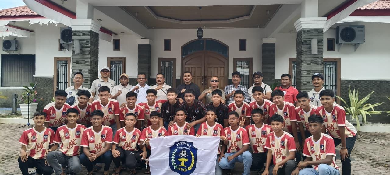 Bupati Abdya Safaruddin Lepas Tim Sepak Bola U-17 ke Piala Soeratin Bireuen - Serambinews.com