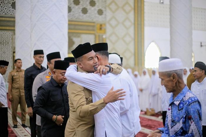 Bupati-Safaruddin-peluk-Wabup-Zaman-Akli-yang-akan-berangkat-menunaikan-ibadah-haji.jpg