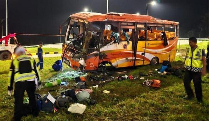 Bus-membawa-rombongan-atlet-karate-dari-Medan-mengalami-kecelakaan-di-Padang.jpg