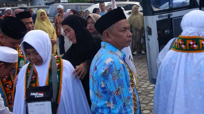 Pj Sekda Lepas Keberangkatan 21 CJH Simeulue, Malam Ini Naik Kapal Feri Menuju Calang