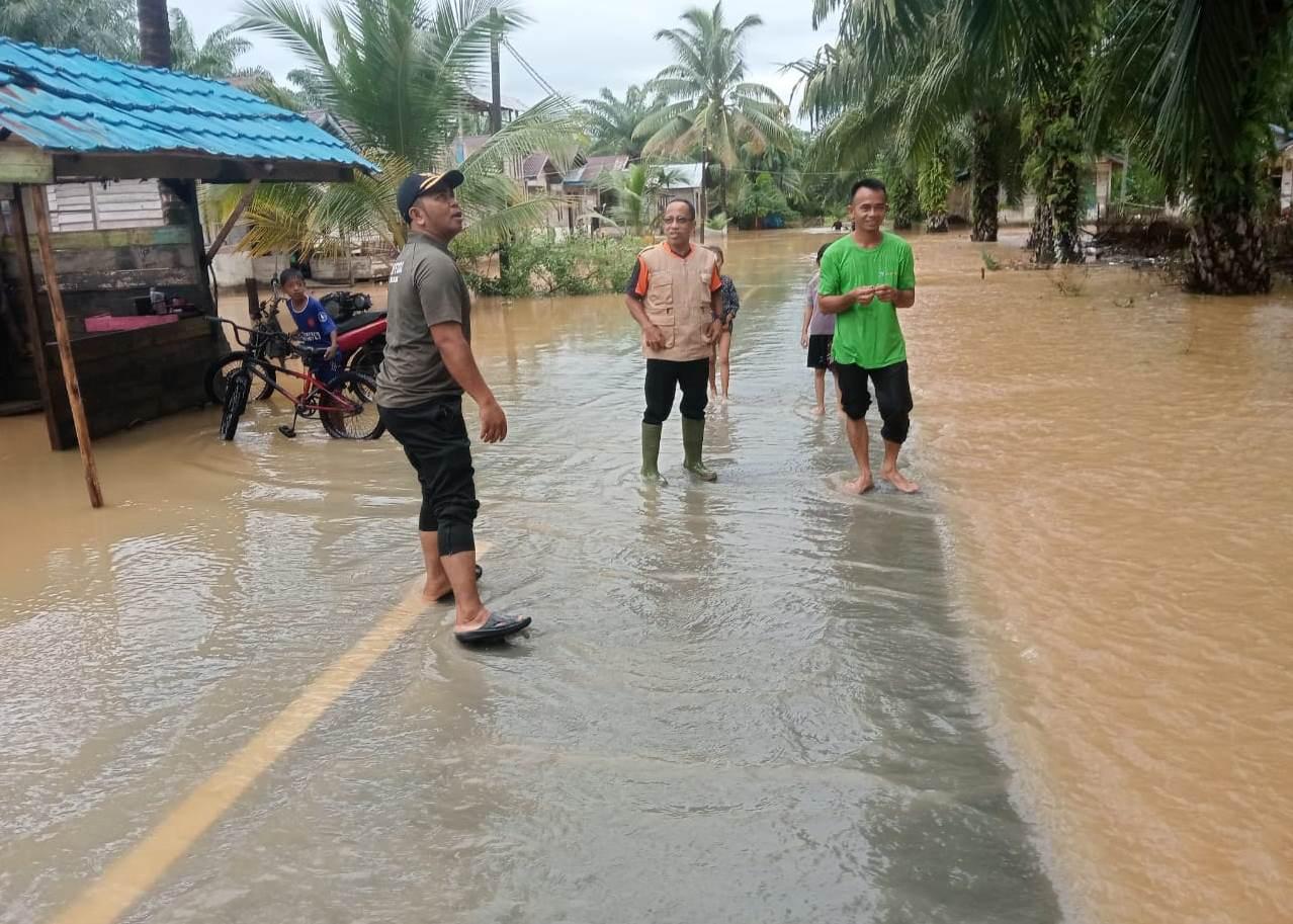 Camat-Babahrot-Idris-meninjau-langsung-kondisi-banjir.jpg