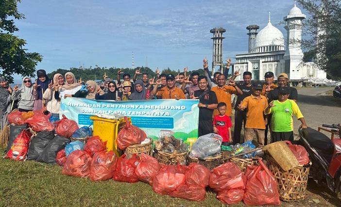 DLH-Aceh-Selatan-dan-Pedagang-Bersihkan-Sampah-Plastik-di-Pantai-RTH.jpg