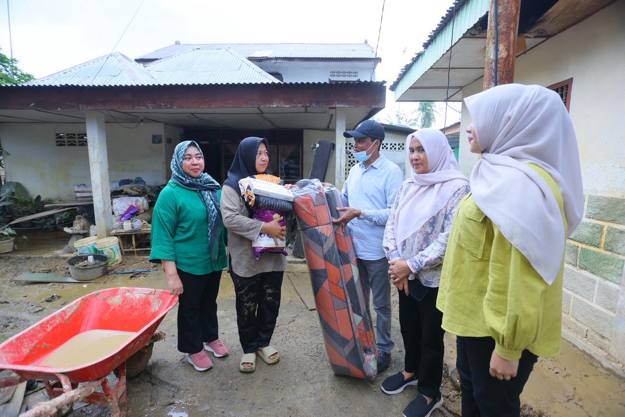 Kepala DPKA, Dr Syaridin, menyerahkan bantuan untuk pegawai Dinas Perpustakaan dan Kearsipan Kota Langsa yang menjadi korban banjir, Minggu (21/12/2025).