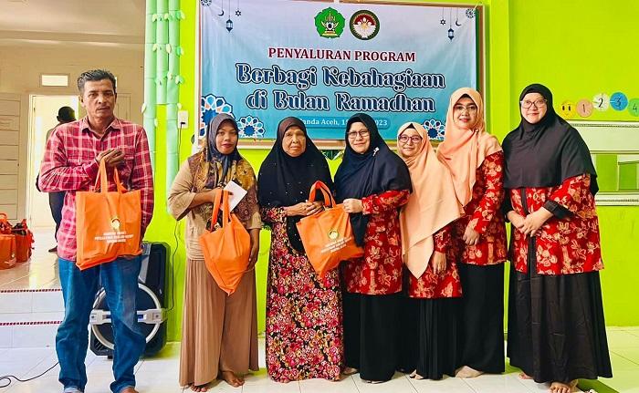 DWP UIN Ar-Raniry Banda Aceh Salur Sembako & Uang untuk KK Duafa dalam 3 Gampong Sekitar Kampus Itu
