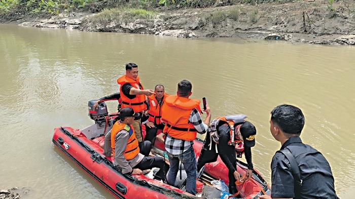 Kapolres Naik Perahu Sisir Krueng Keureuto, Pencarian Bocah Hilang