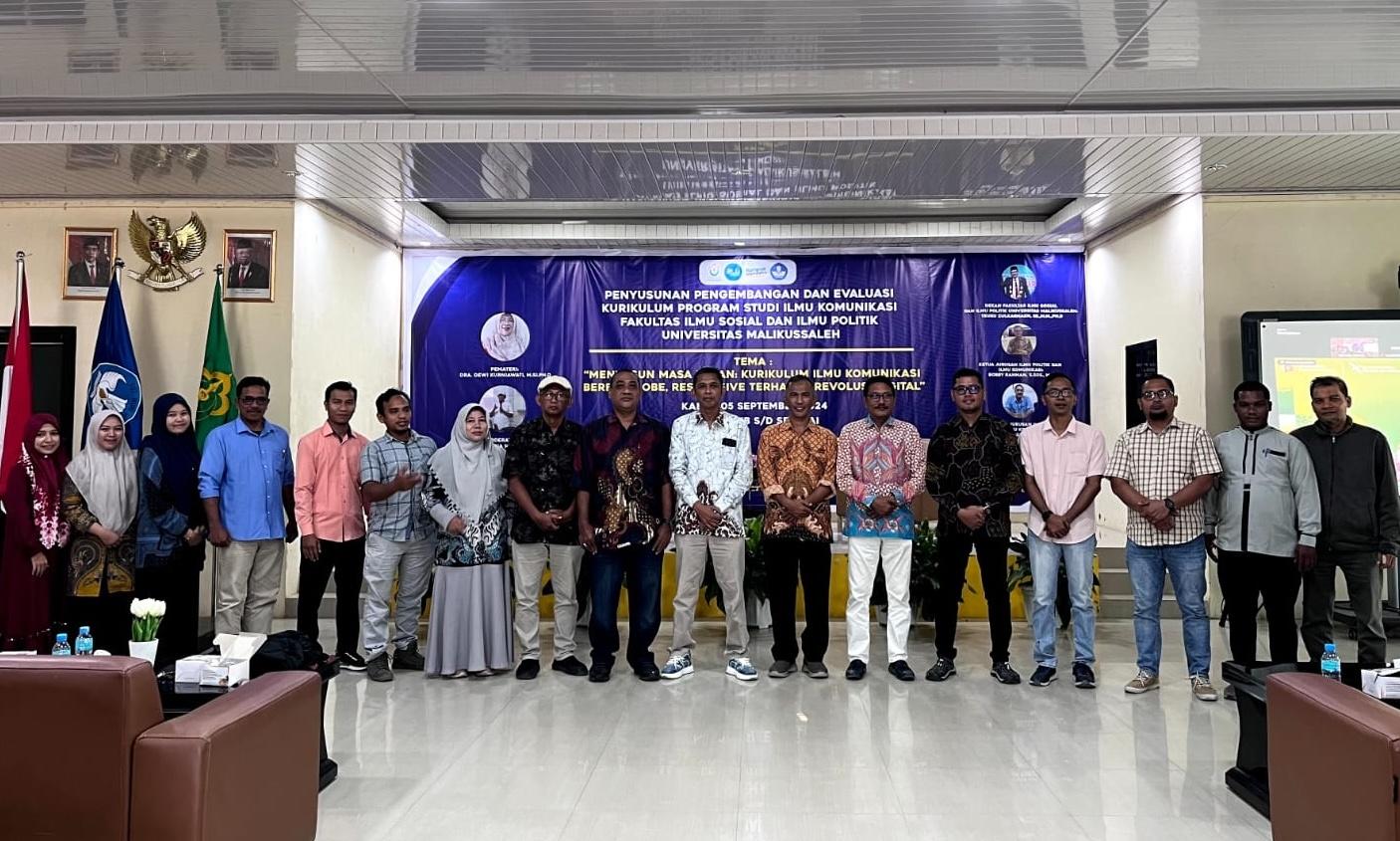 Dekan-FISIP-Unimal-Teuku-Zulkarnaen-PhD-foto-bersama-seusai-membuka-semiloka.jpg