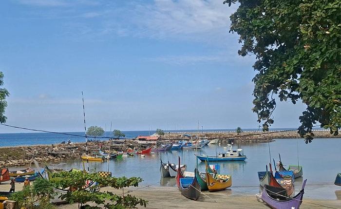 Deretan-perahu-nelayan-berwarna-warni-bersandar-di-tepi-pantai-Balai-Pasi-Sabang.jpg