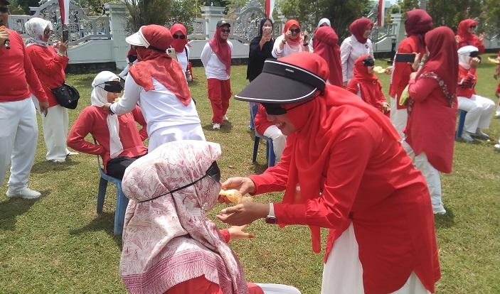 Dharma-Wanita-Aceh-Singkil-Motori-Aneka-Lomba-Semarak-Kemerdekaan-Kaum-Ibu-Rela-Panas-panasan.jpg