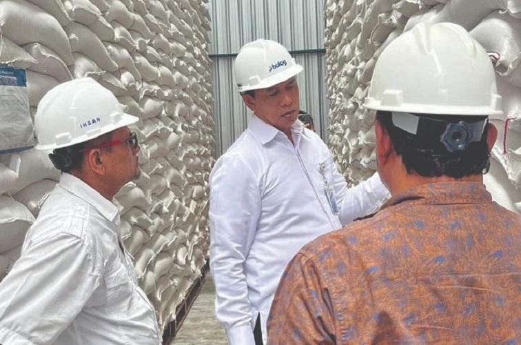 Dirut-Bulog-saat-mengunjungi-gudang-Bulog-Aceh.jpg