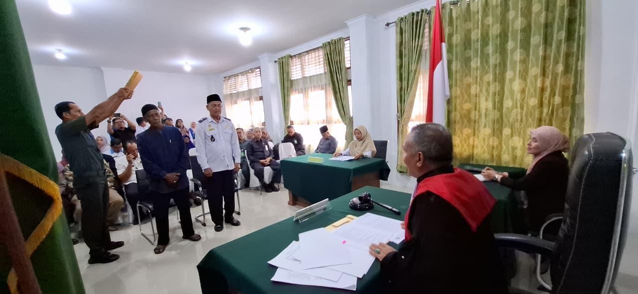 Dr-Teuku-Syarafi-SH-MH-saat-memimpin-sidang-permohonan-akte-kematian.jpg