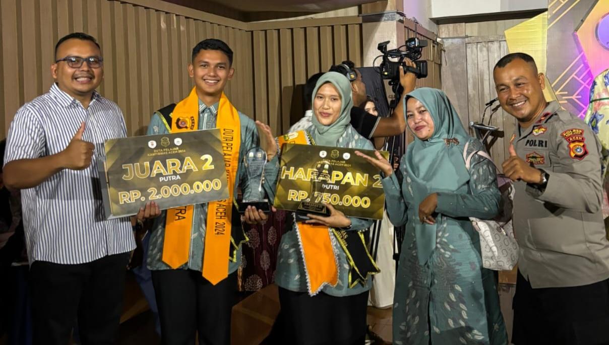 Dua-siswa-SMAN-1-Pijay-memperlihatkan-tropi-juara-Duta-Pelajar-Kamtibas.jpg