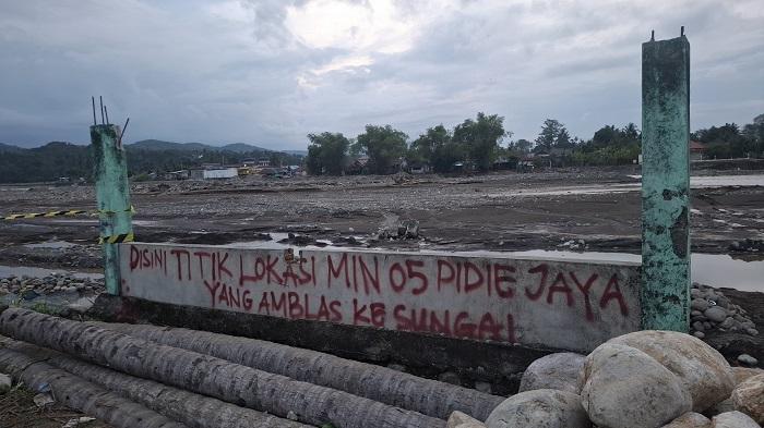 Dua-tiang-beton-pagar-MIN-5-dan-RA-Seunong-yang-tersisa-di-pinggir-jalan-menuju-Gampong-Seunong.jpg