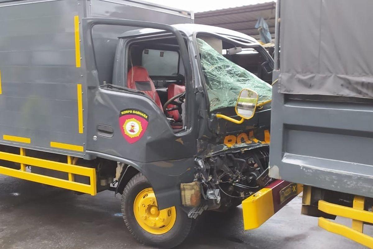 Empat-truk-polisi-mengalami-tabrakan-beruntun-di-Jalan-Gunungsari-Surabaya.jpg