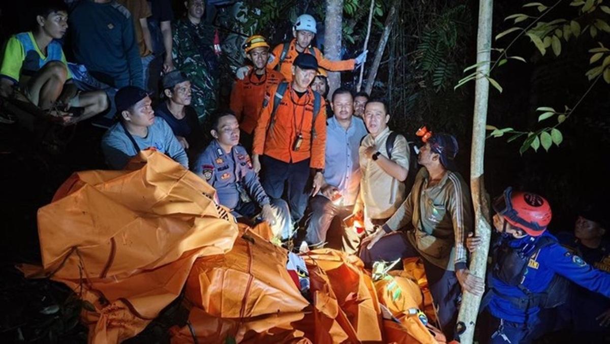 Fakta Helikopter PK-CFX Jatuh di Sekadau Kalbar, 8 Orang Tewas: Ini Kronologi dan Identitas Korban