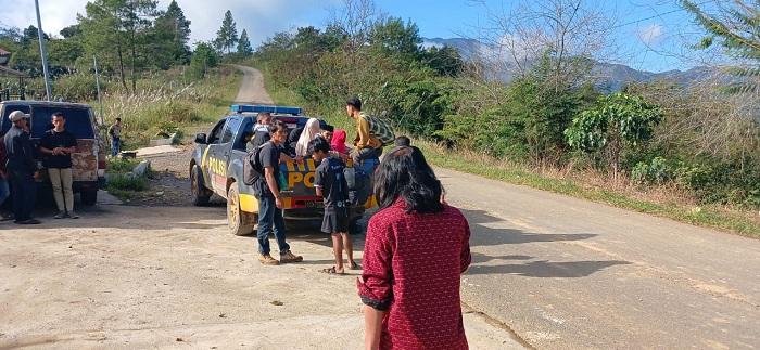 Puluhan Warga Aceh Tengah 4 Hari Jalan Kaki Terobos Isolir, Polres Evakuasi di Gunung Salak