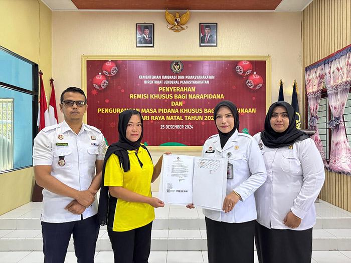 Warga Binaan Lapas Perempuan Sigli Terima Remisi Natal