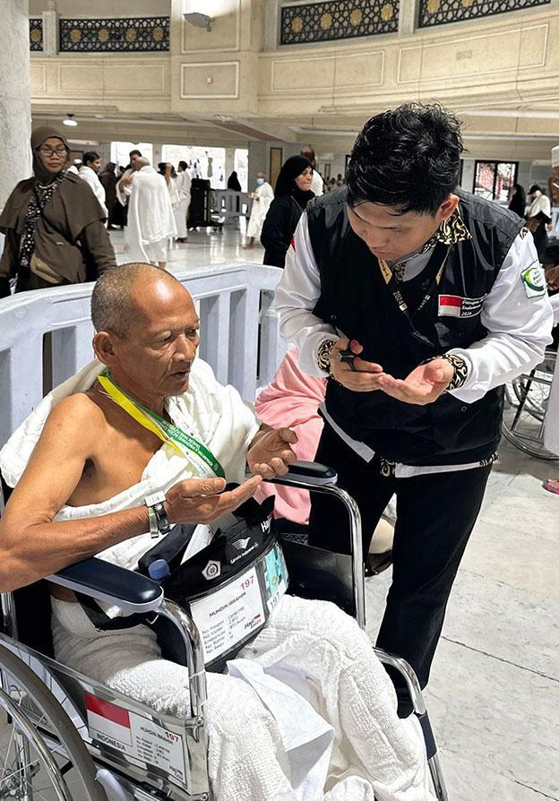 Foto-Muhdin-Ibrahim-Ahmad-Rahimahullah-saat-mendapatkan-pelayanan-dari-petugas-haji.jpg