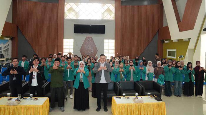 Kepala BPJS Kesehatan Cabang Banda Aceh Mahyuddin dan Wakil Rektor USK Rina Suryani Oktari foto bersama mahasiswa yang mengikuti kegiatan BPJS Kesehatan Goes to Campus di Auditorium FMIPA USK, Rabu (17/6/2026).