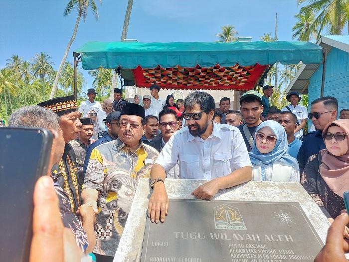 Gubernur-Aceh-Muzakir-Manaf-berdiri-dekat-tugu-yang-dibangun-Pemerintah-Aceh-di-Pulau-Panjang.jpg
