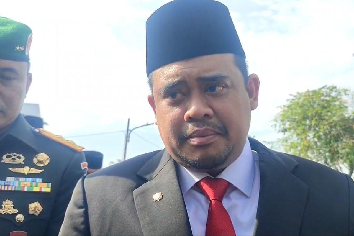 Gubernur-Sumut-Bobby-Nasution-saat-diwawancarai-wartawan-di-Taman-Makam-Pahlawan-Bukit-Barisan.jpg