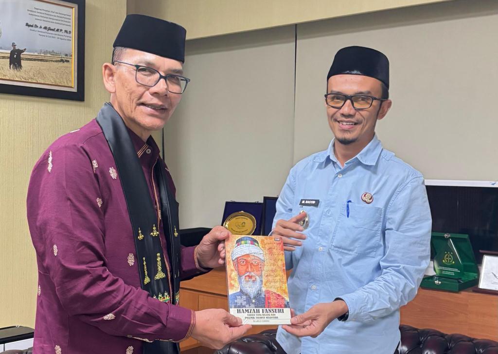 HRB-serahkan-buku-Syekh-Hamzah-Fansuri-ke-Kementan.jpg