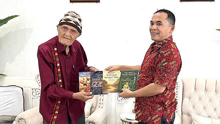 Maestro Sastra LK Ara Hadiahkan Buku Karyanya pada Walkot Sayuti, Dorong Pelestarian Sastra Aceh