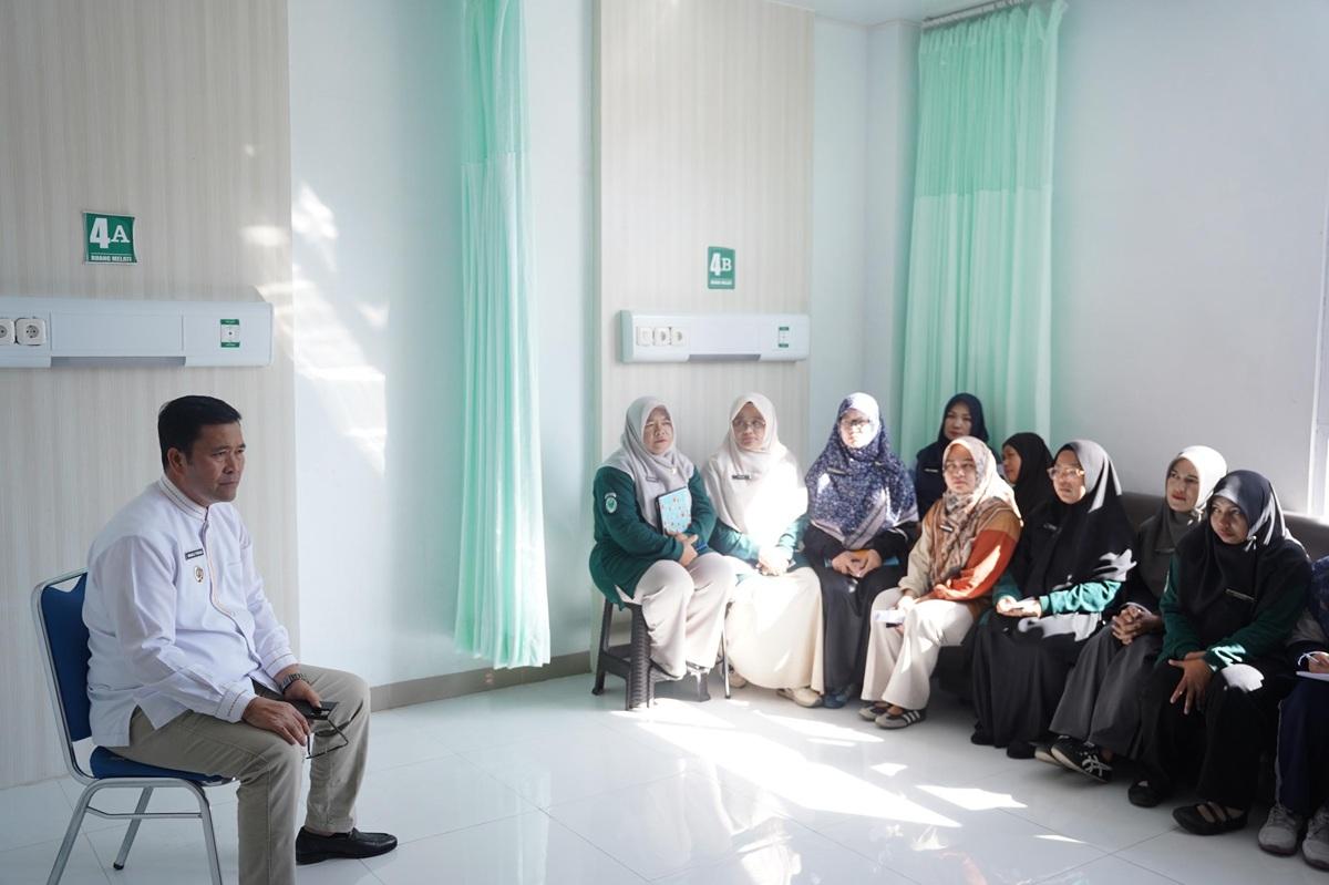 Hari Ke-2 Berkantor di RSUD Datu Beru, Bupati Haili Yoga Temukan Sampah Rokok di Lingkungan RS - Serambinews.com