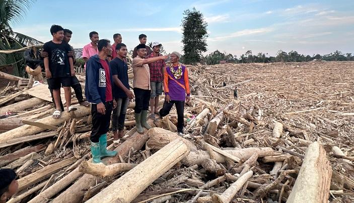 Haji-Uma-menyaksikan-kerusakan-di-Desa-Gedumbak-Aceh-Utara_dipenuhi-Kayu.jpg