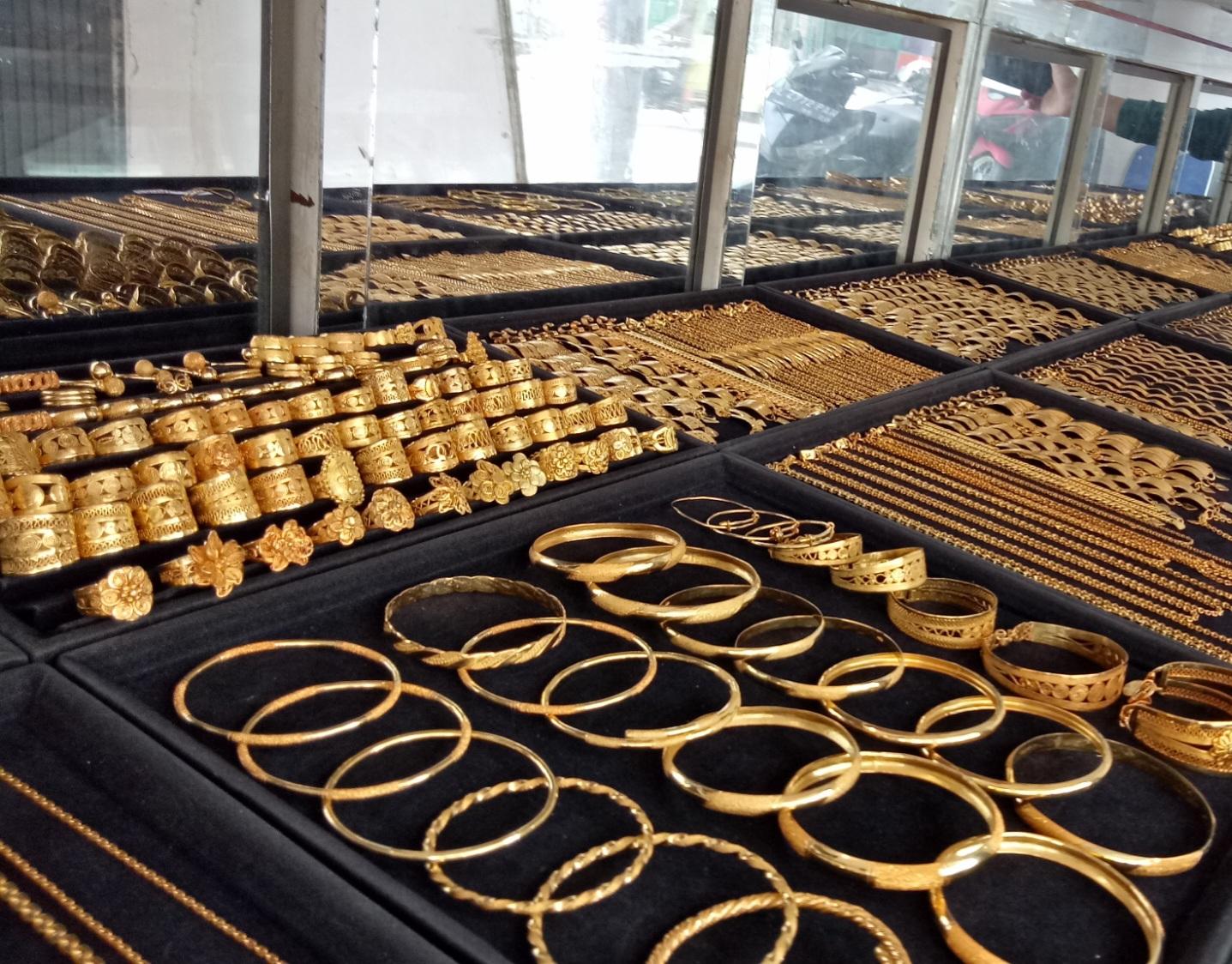 Harga-Emas_-Perhiasan-emas-dipajang-di-toko-emas-di-Sigli_Pidie.jpg
