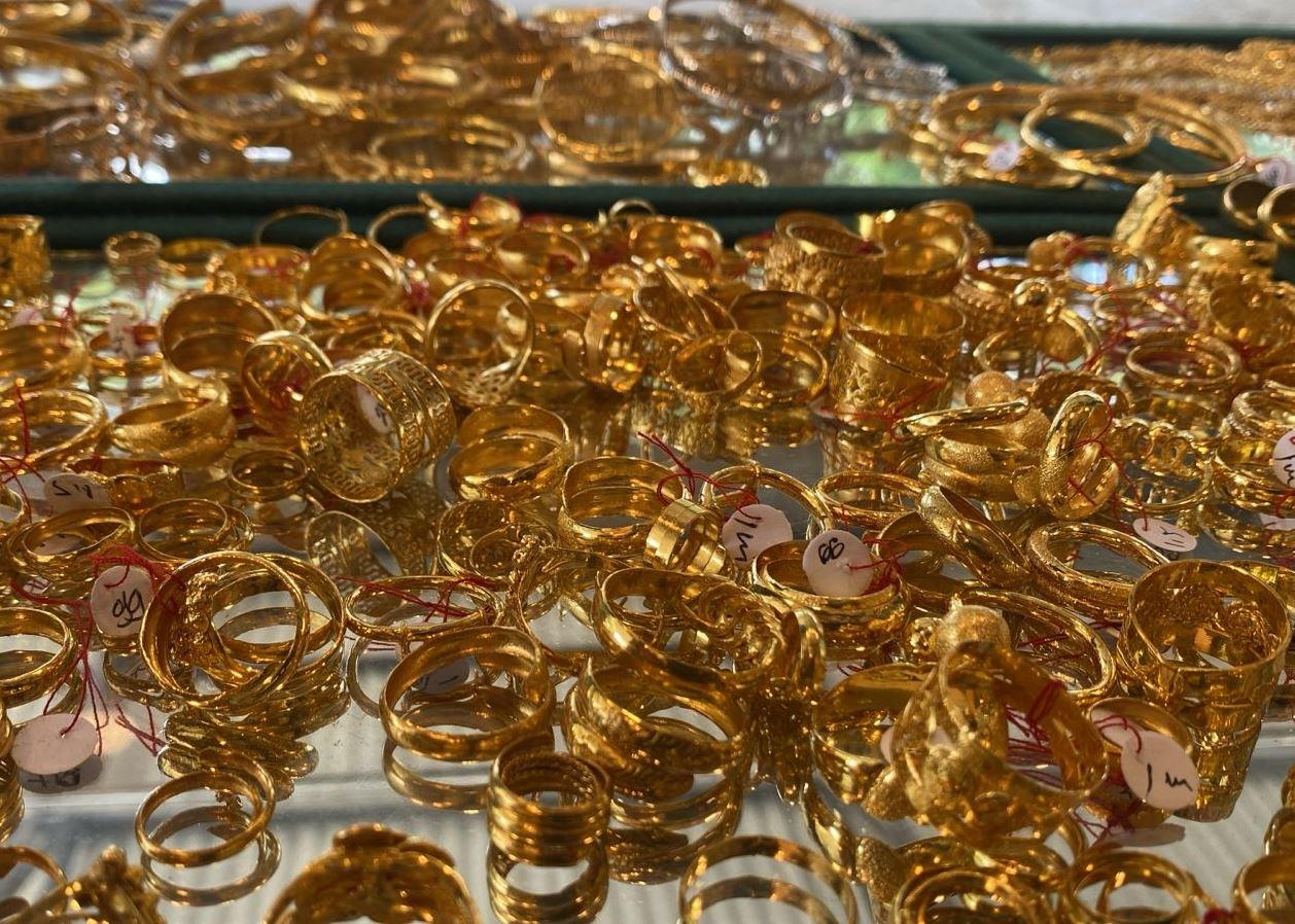 Husaini-Hasbullah-salah-satu-penjual-emas-di-kabupaten-Aceh-Jaya.jpg