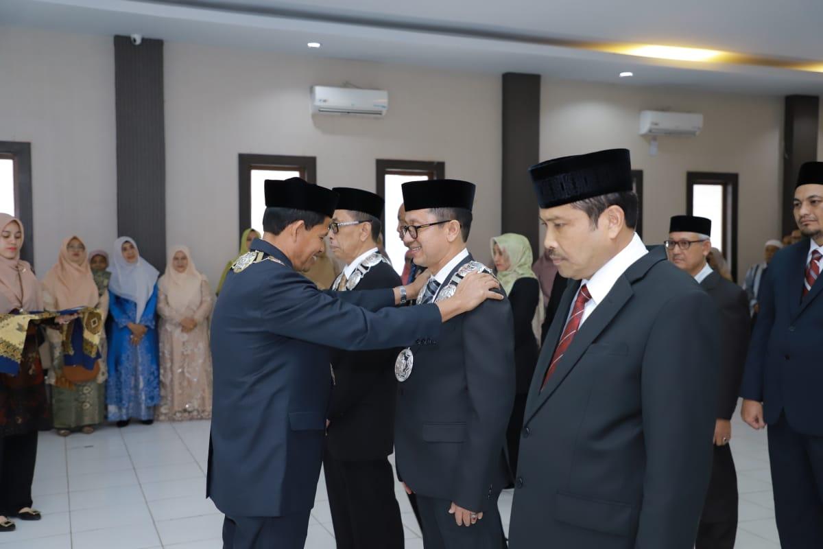 Ishak-Hasan-Lantik-Wakil-Rektor-UTU.jpg