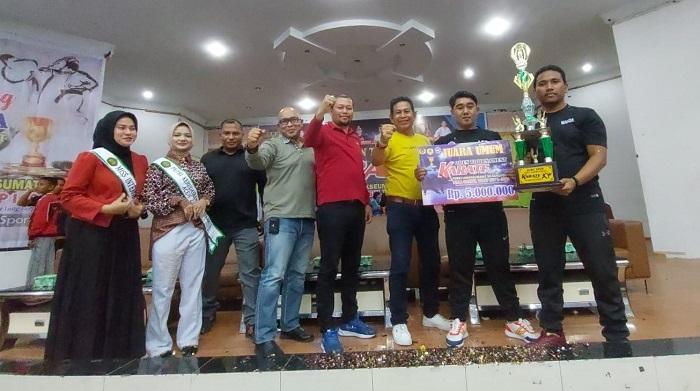 Ismail-A-Manaf-serahkan-piala1.jpg