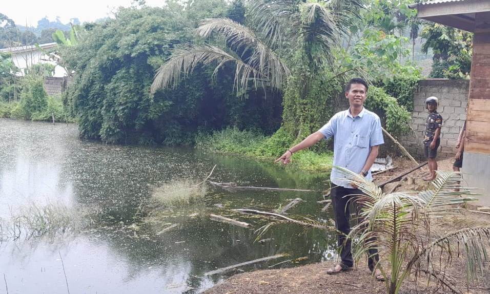 Ismail-menunjukkan-kolam-limbah-yang-sudah-meluap.jpg