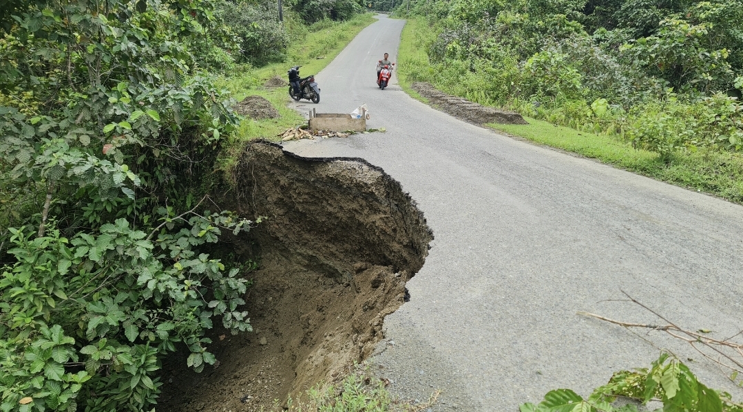 Hati-hati! Jalan Lintas Simpang Kolok - Labuan Simeulue Amblas
