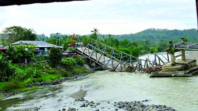 Jembatan-Ambruk-Dihantam-Banjir.jpg
