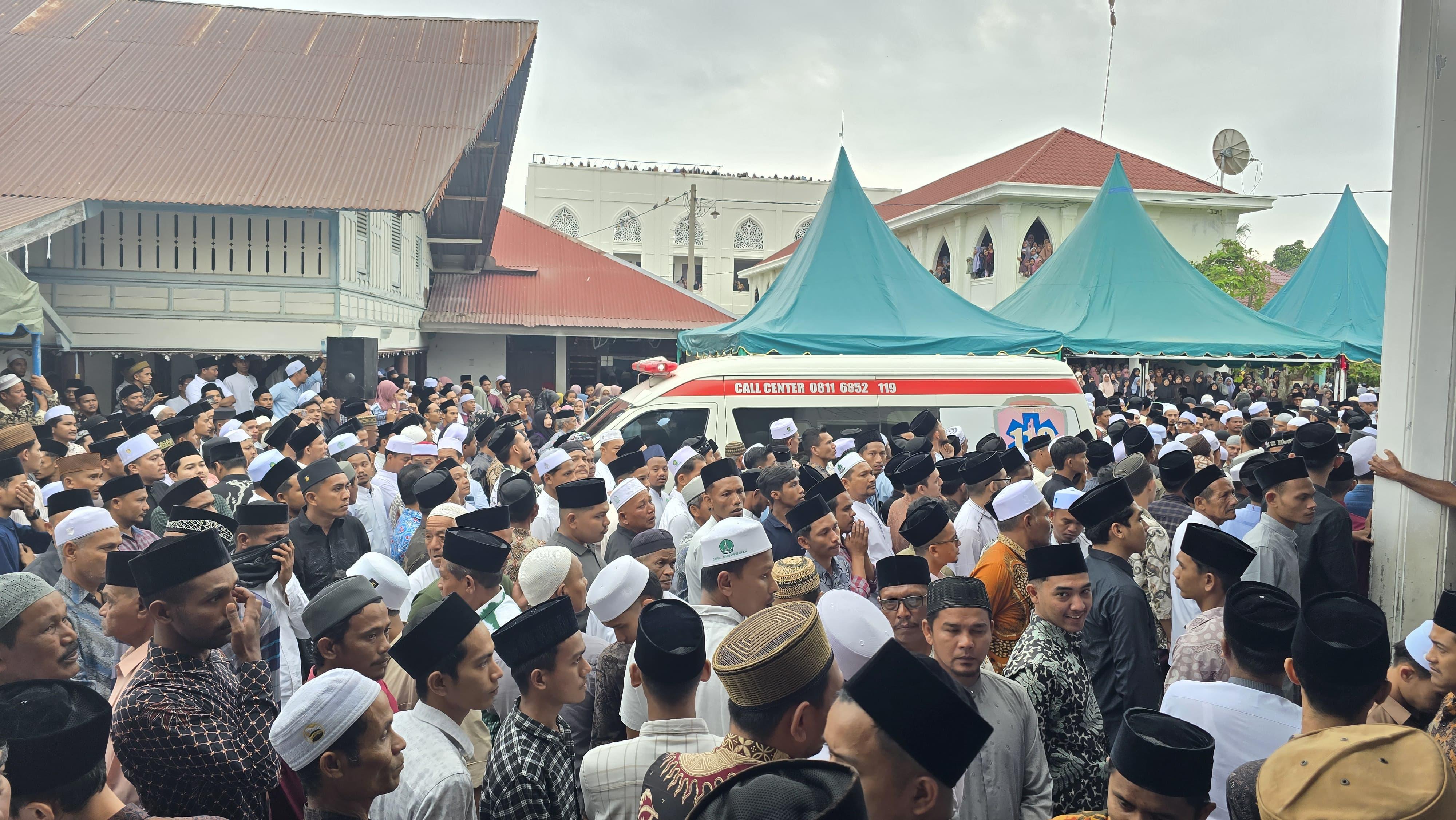Belasan Ribu Warga Berkumpul di Dayah Darul Munawwarah, Abu Kuta Dimakamkan di Kompleks Asrama Putra
