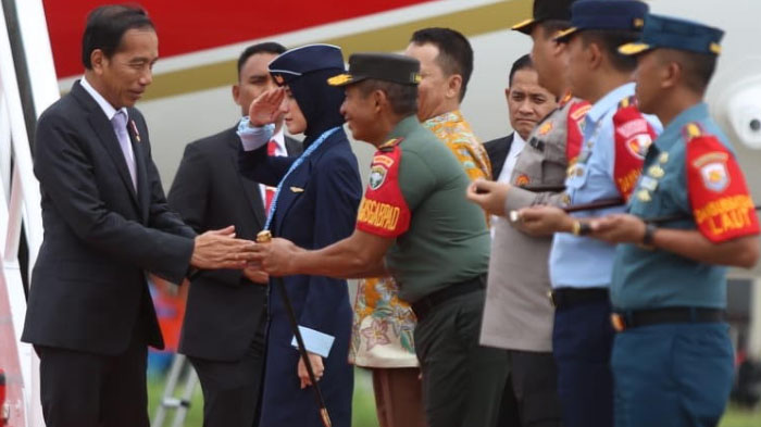 Bertolak ke Dubai, Presiden Jokowi Singgah di Bandara Sultan Iskandar Muda, Disambut Pangdam IM