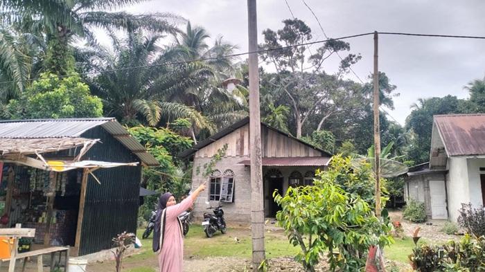 Hampir Sebulan Kabel Listrik di Blang Padang Abdya Menjuntai ke Tanah