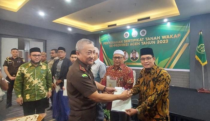 Kejati Aceh Serahkan 1.788 Sertifikat Tanah Wakaf Kepada Para Nazhir