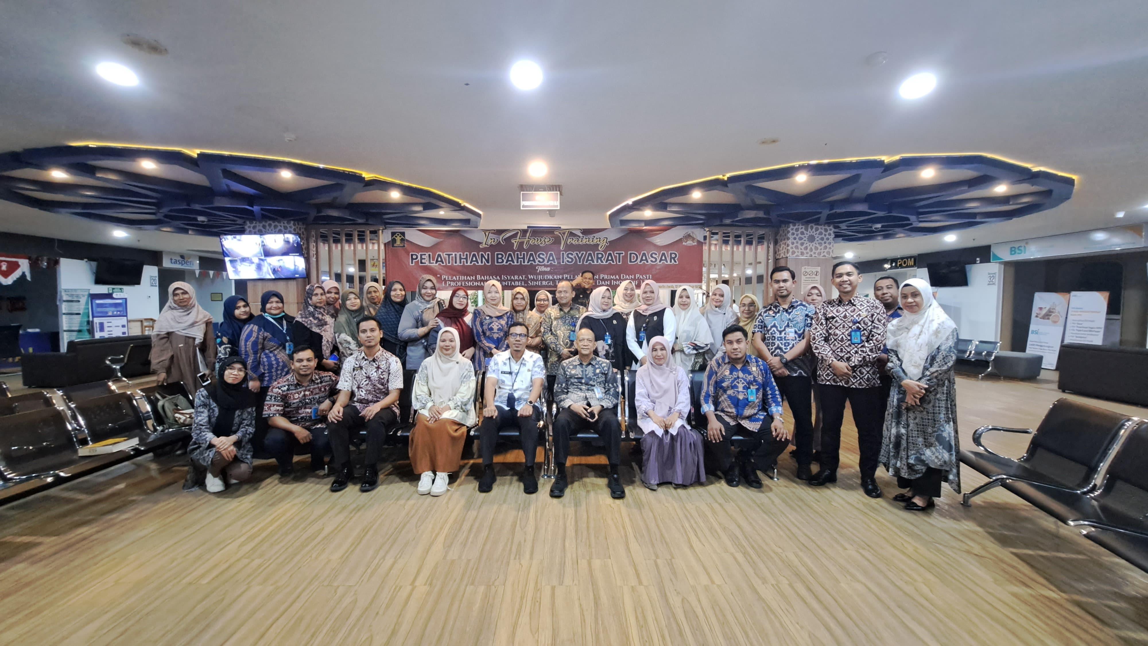 Kantor-Imigrasi-Kelas-I-TPI-Banda-Aceh-menggelar-Pelatihan-Bahasa-Isyarat-Dasar.jpg