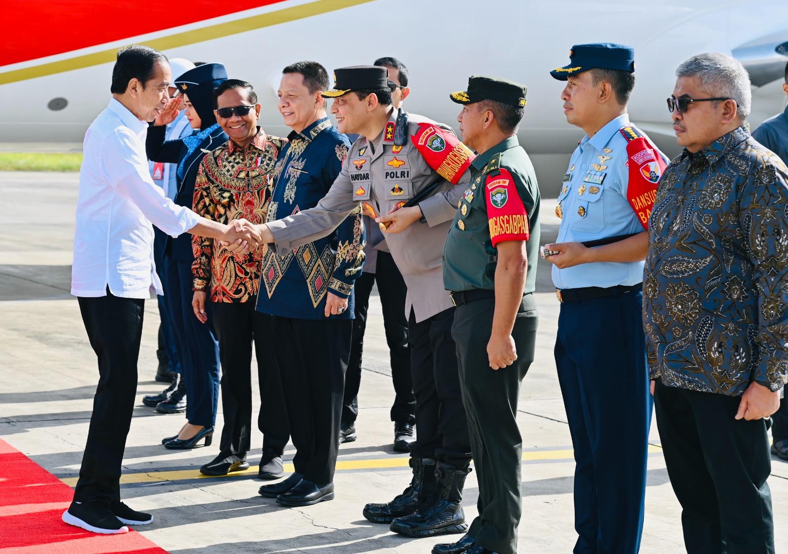 Kapolda-Aceh-Sambut-kedatangan-Presiden-Jokowi_.jpg