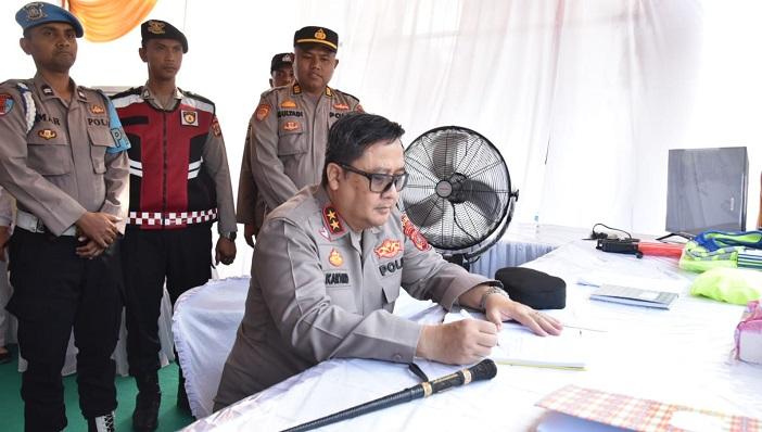 Kapolda-Aceh-Tulis-Pesan-di-Buku-Tamu-di-Bireuen_2025.jpg