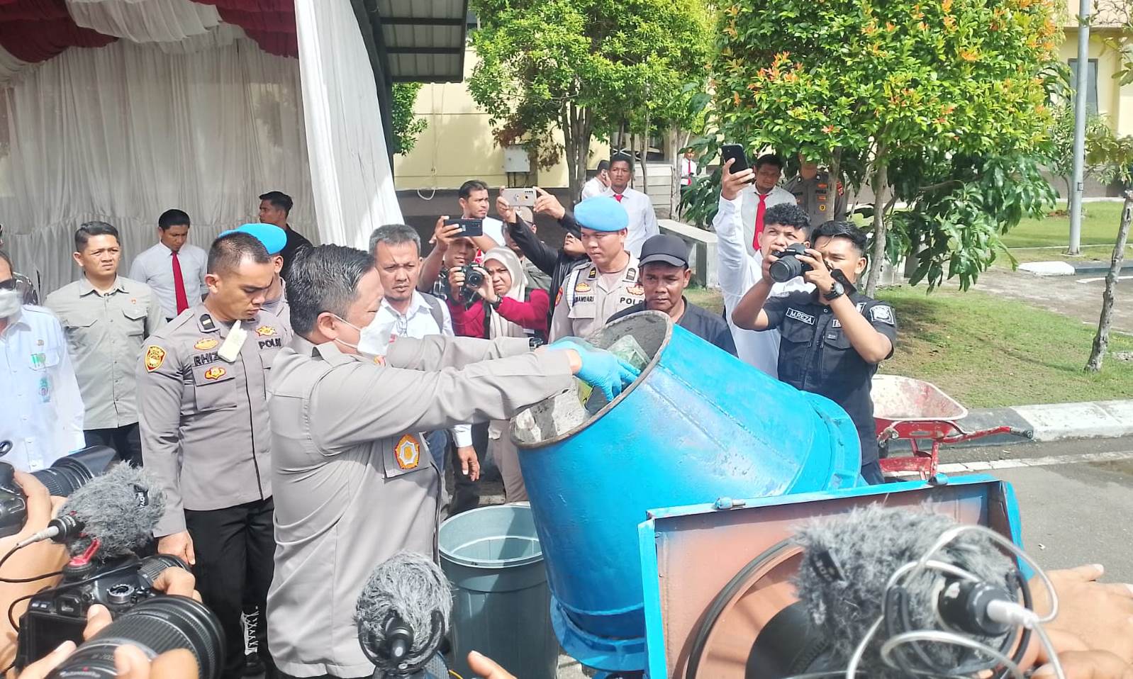 Kapolda-Aceh-musnahkan-barang-bukti-sabu-di-halaman-Mapolda-Aceh-Rabu-11102023.jpg