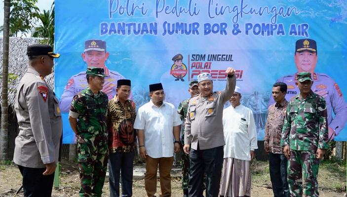 Kapolda-Aceh_Pj-Bupati-Aceh-Besar_penyaluran-buku-dan-sumur-bor.jpg