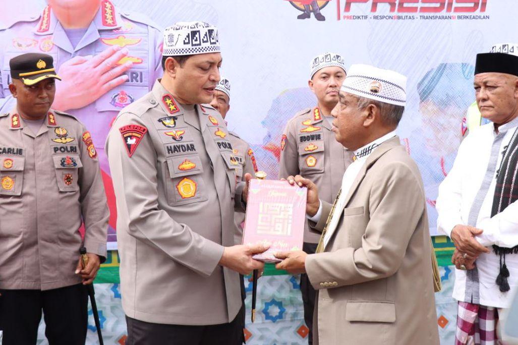 Kapolda-Serahkan-Kitab-ke-Dayah-Ruhul-Fatayat.jpg