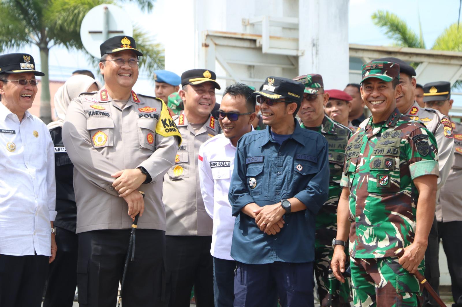 Kapolda-aceh-dan-pangdam-im-tinjau-tps-pemilu-2024.jpg